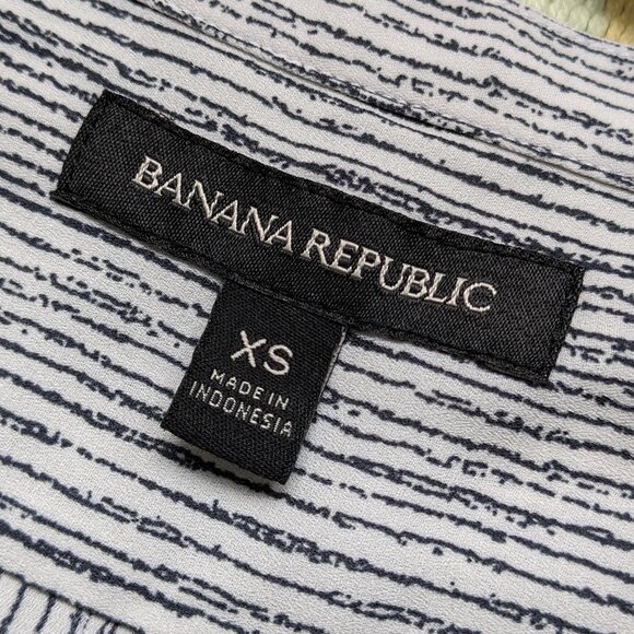⭐ Banana Republic button down blouse XS - Picture 2 of 12